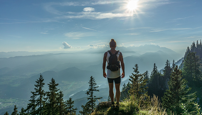 hiker-918473_650_370